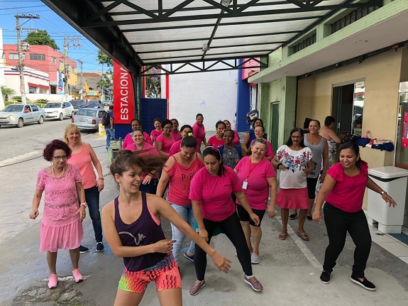 Mulheres vestidas de rosa dançando
